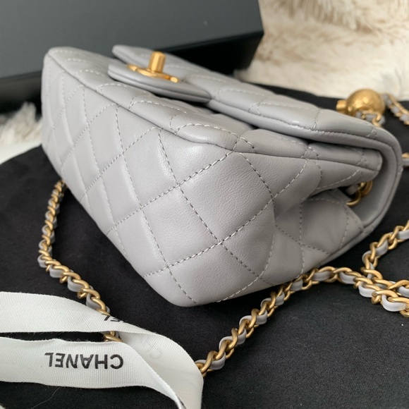 SOLDAuthentic Chanel Pearl Crush mini 21B - Picture 2 of 12